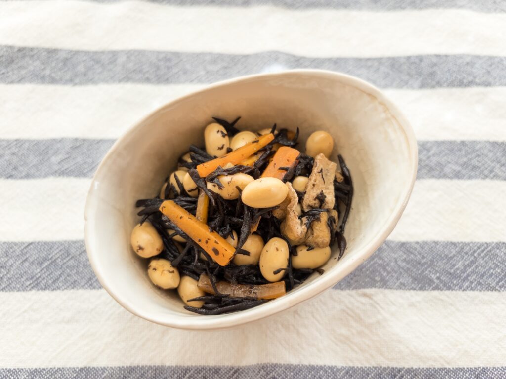 Soybeans hijiki seaweed