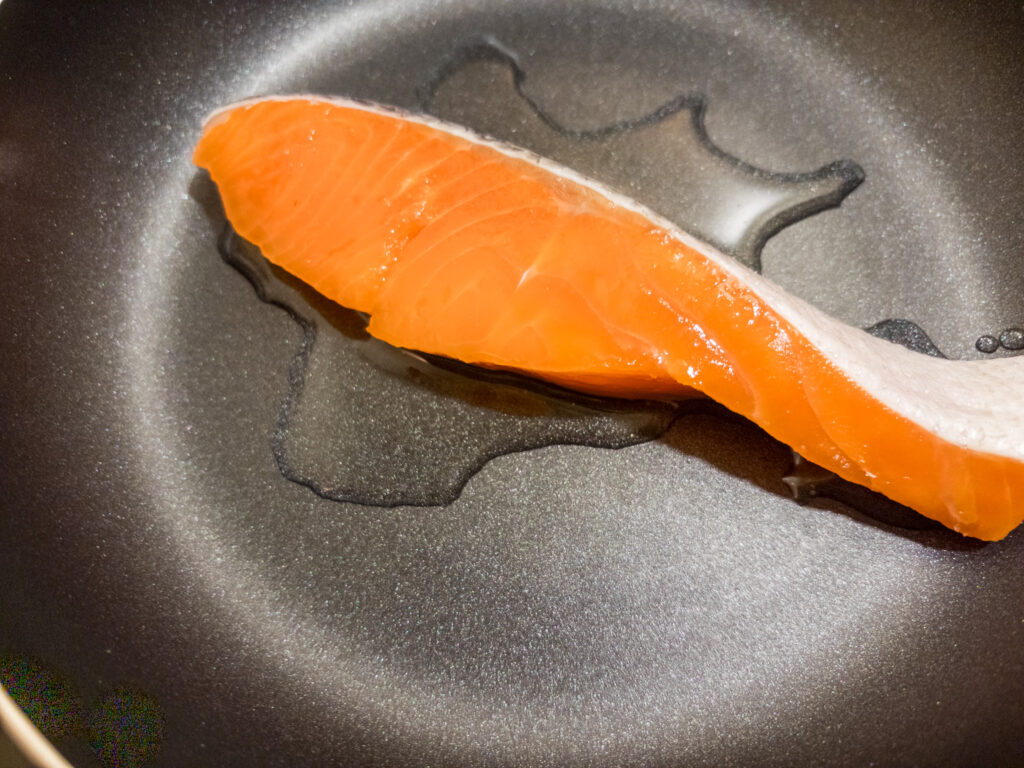 Salmon flakes onigiri filling