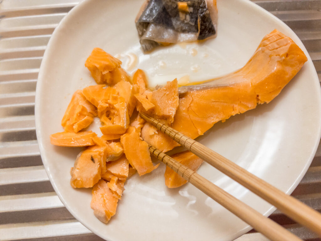 Salmon flakes onigiri filling