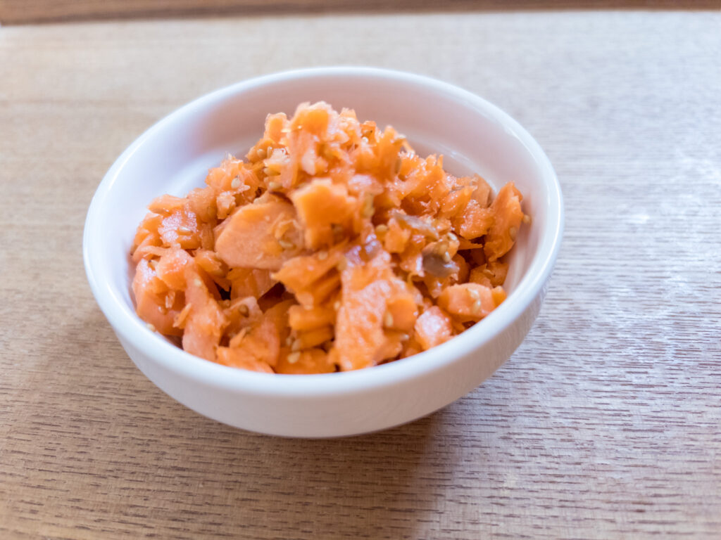 Salmon flakes onigiri filling