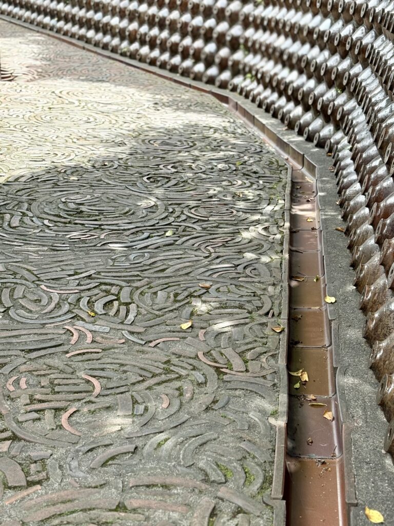 Tokoname-pottery-footpath