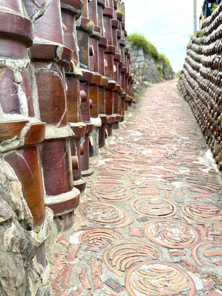 Tokoname-pottery-footpath