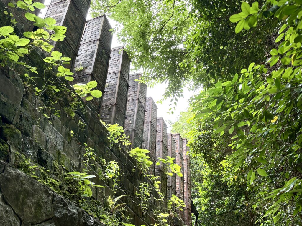Tokoname-pottery-footpath