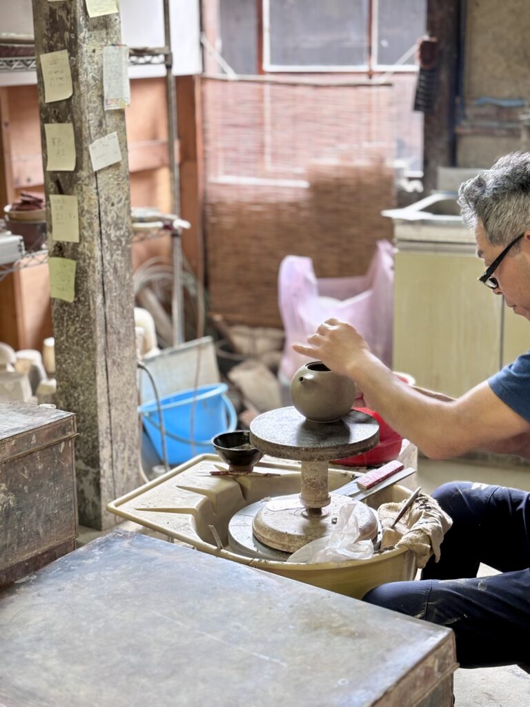 Tokoname-pottery-footpath
