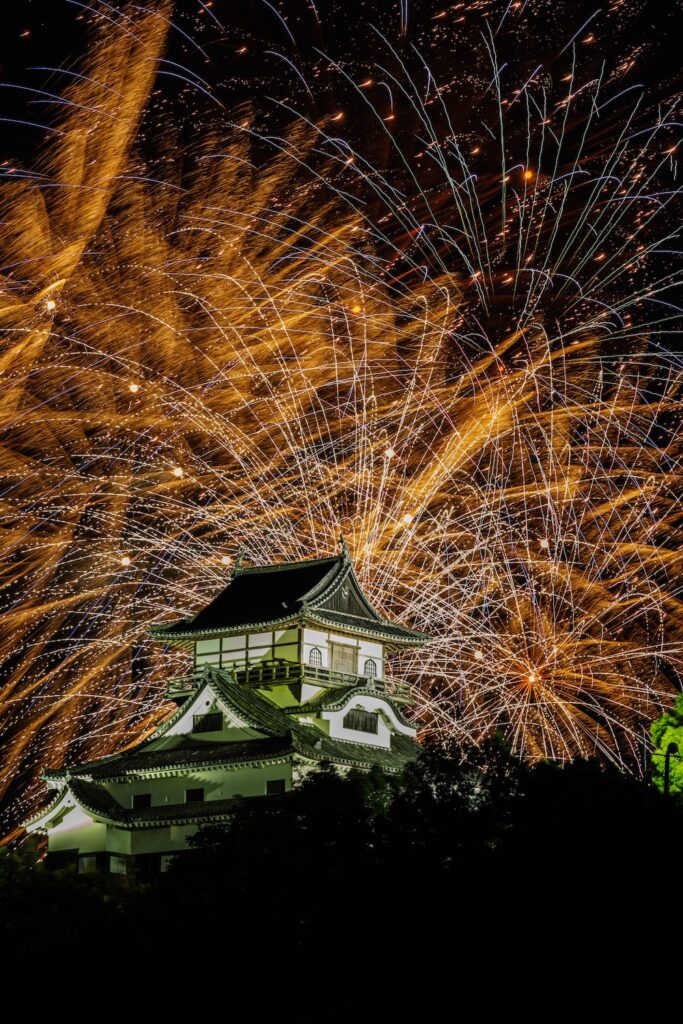 Inuyama-fireworks-inuyama-castle