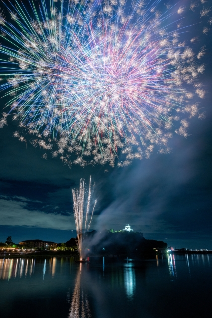 Inuyama-fireworks-inuyama-castle
